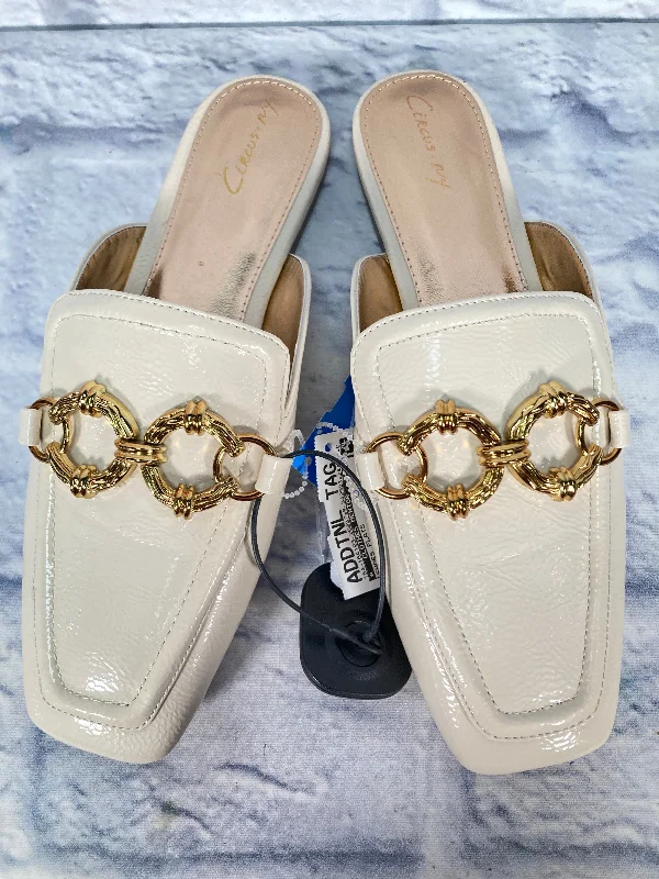 Shoes Flats By Clothes Mentor In Cream, Size: 8.5