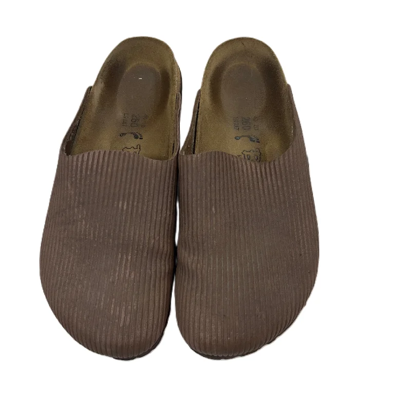 Shoes Flats By Birkenstock In Brown, Size: 10