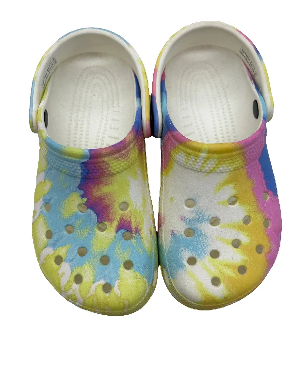 Shoes Flats By Crocs In Multi-colored, Size: 6