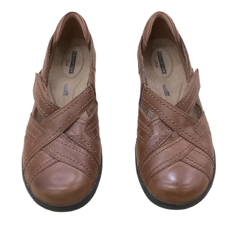 Shoes Flats By Clarks In Brown, Size: 6